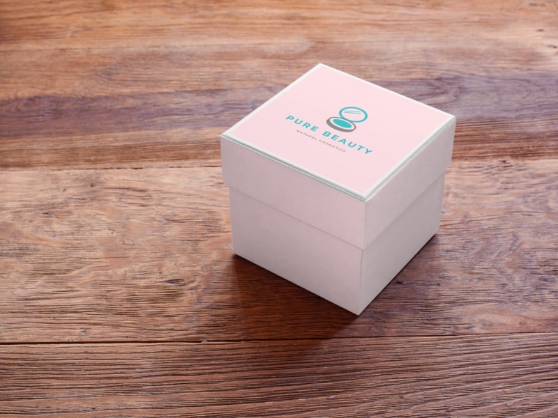 label mockup of a small box sitting on top of a table