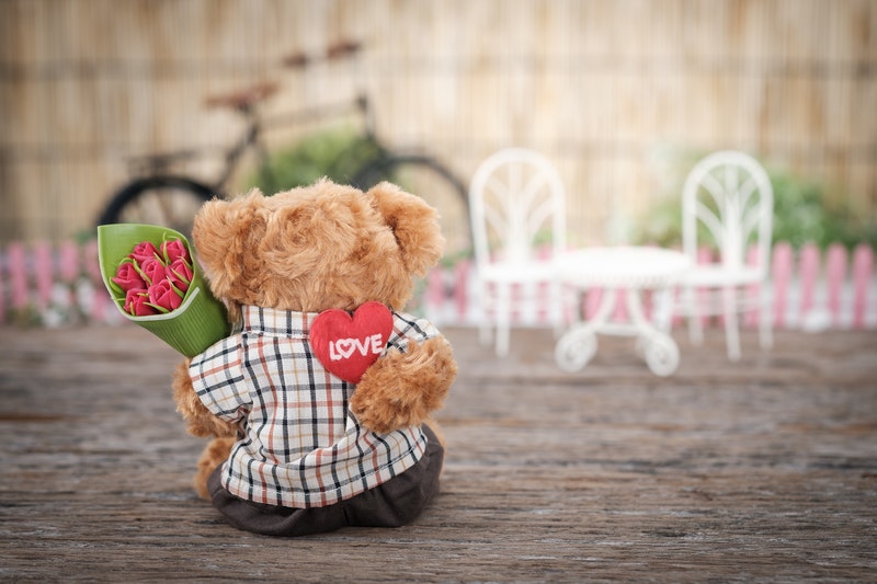 tedy bear holding roses